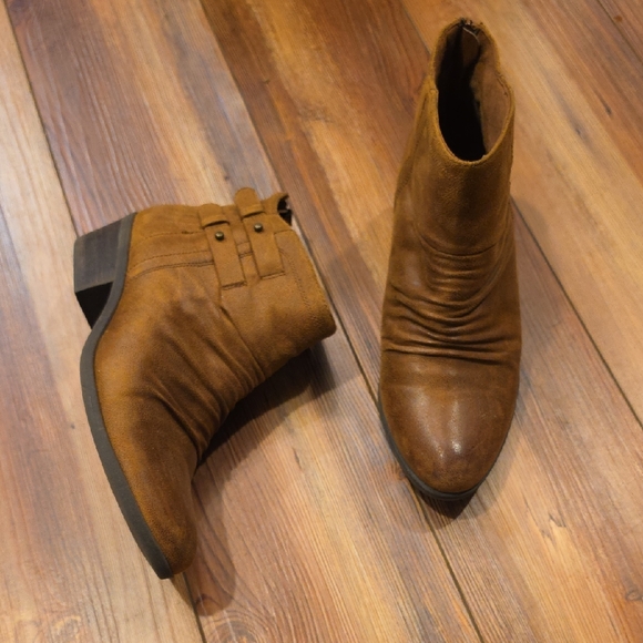 BareTraps Shoes - Men's Tan Suede Ankle Boots
